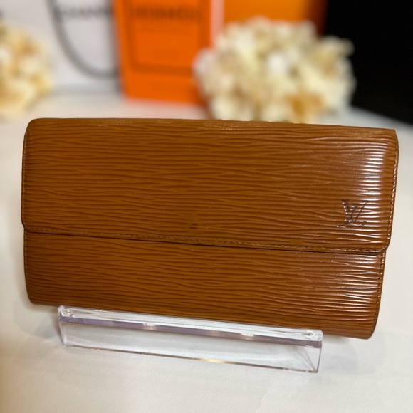 AUTH Louis Vuitton Epi Brown Cacao International Long Sarah Wallet - Picture 1 of 13